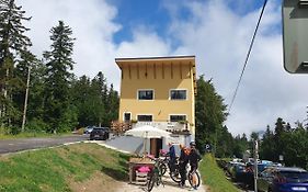 Chalet Jaune Charmant Som